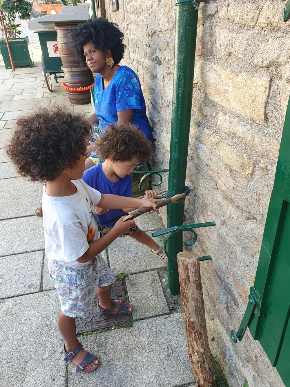 Les enfants jouent aux bricoleurs